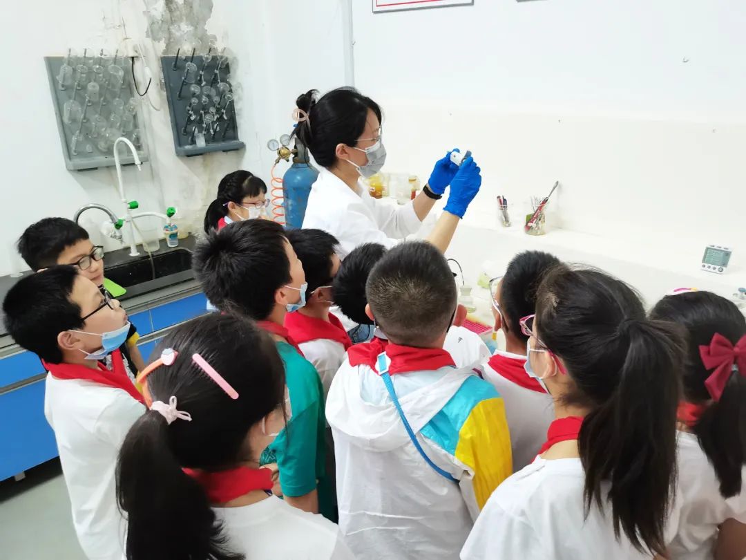 带城小学少先队员们在依斯倍实验室观看废水处理实验